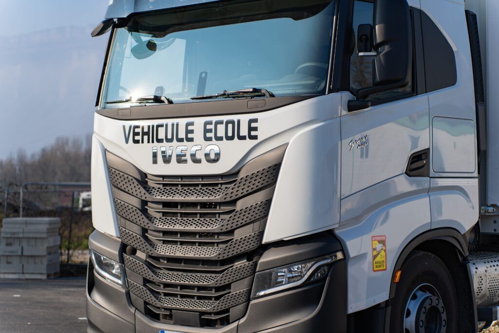 Camion école Iveco S-Way 460 blanc d’ALR Formation pour la formation au permis poids lourd C et CE à Grenoble