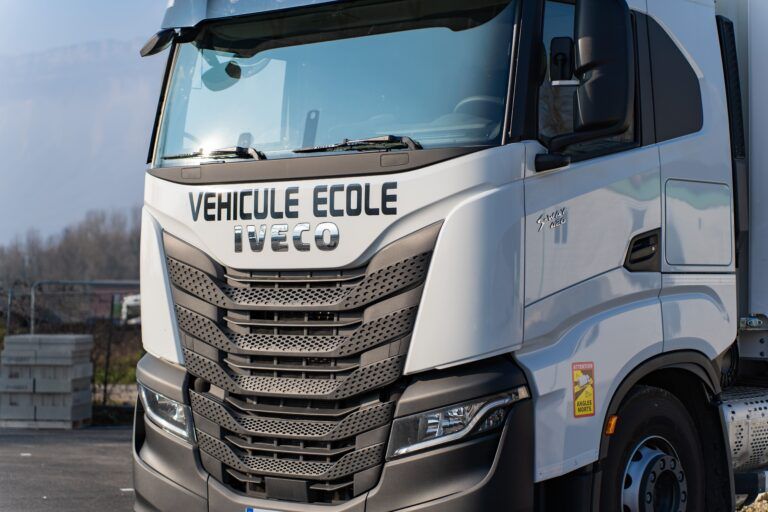 Camion école Iveco S-Way 460 blanc d’ALR Formation pour la formation au permis poids lourd C et CE à Grenoble