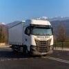 Camion école Iveco S-Way 460 blanc circulant sur la piste d’entraînement d’ALR Formation pour le permis poids lourd C et CE à Grenoble