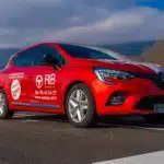Renault Clio rouge en boîte automatique d’ALR Formation, utilisée pour les heures de conduite à Grenoble
