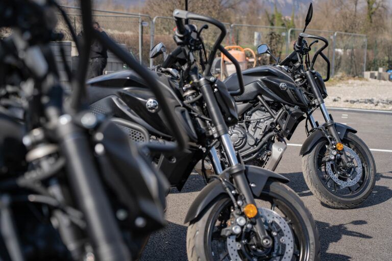 Groupe de motos Yamaha MT-07 noires d’ALR Formation dédiées à la formation permis A2 à Grenoble