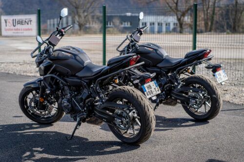 Deux motos Yamaha MT-07 noires utilisées par ALR Formation pour la préparation du permis A2 à Grenoble